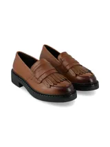 Mocasines de cuero color marrón tostado, con detalle de flecos y empeine estructurado. Poseen suela gruesa y tacón bajo en color negro.