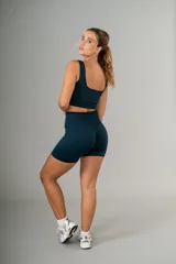 Conjunto deportivo color celeste compuesto por un top con escote cuadrado y unos shorts ajustados de tiro alto.