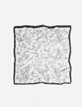Pañuelo cuadrado de tela fina color crudo con estampado floral en gris y borde negro.