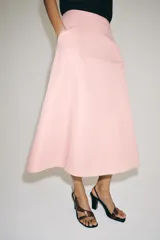 Falda midi tiro medio de la ZW Collection, color rosado, con diseño evasé, bolsillos laterales y cierre trasero con cremallera.