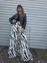 Pantalón palazzo de tiro alto con estampado animal print cebra en blanco y negro.