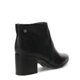 Botas de caña baja marca Bottero, confeccionadas en cuero negro con textura granulada. Presentan punta redondeada, cierre lateral y taco cuadrado de altura media.