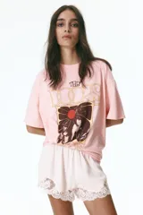 Remera oversize de algodón color rosado, con cuello redondo y diseño estampado frontal de la banda The Doors.