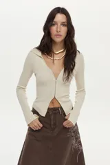 Falda larga de denim marrón, de corte evasé con paneles tipo godet y bordado floral en el lateral.
