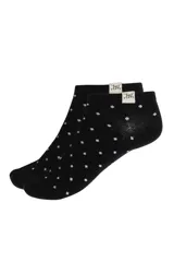 Pack de dos pares de soquetes negros con estampado de pequeños puntos claros y etiqueta decorativa en el borde superior.