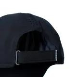 Gorra deportiva Under Armour unisex, color negro con logo blanco bordado en el lateral.