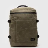 Mochila urbana de diseño minimalista en color verde militar, confeccionada en algodón encerado. Cuenta con compartimento principal con cierre, bolsillo frontal, correas laterales ajustables y manija superior reforzada. Incluye compartimento acolchado para computadora.