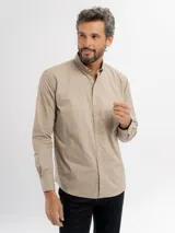 Camisa de manga larga color azul marino, confeccionada en algodón, con cuello abotonado y cierre frontal de botones.