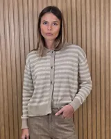 Cardigan de punto a rayas horizontales en tonos beige y tostado, con cuello camisero, cierre frontal de botones y mangas largas.