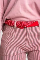 Pañuelo bandana de algodón color gris con estampado de cachemir en blanco.