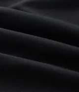 Pantalón deportivo color bordó con rayas blancas laterales, cintura elástica con cordón ajustable, bolsillos laterales y logo pequeño en el muslo.