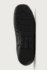 Zapatilla de cordones con diseño acolchado y paneles combinados. Presenta una silueta de perfil bajo con suela ultrafina a tono.