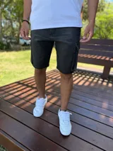 Bermuda de jean estilo cargo con bolsillos laterales con solapa y corte oversize.