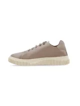 Sneaker Lavinia de cuero graneado en color taupe, con suela sintética elevada y estriada en tono marfil, diseño minimalista de cordones y confección sin forro.