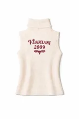 Chaleco tejido de punto color azul marino, sin mangas, con cuello alto y bordado frontal en color blanco con el texto Vdamiani 2009.