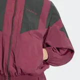 Campera deportiva Adidas modelo Blocking de corte holgado, en color bordó con paneles grises en la parte superior y mangas. Cuenta con cuello alto, cierre frontal completo y bolsillos laterales.