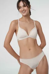 Bombacha tipo bikini de microfibra gloss color negro, con puntilla en el contorno de la cintura y fundillo de algodón.