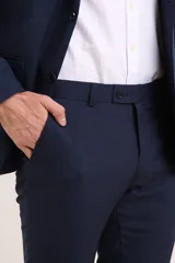 Ambo de corte entallado en color azul oscuro, compuesto por saco de dos botones con solapa clásica y pantalón de vestir a juego.