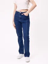 Jean de corte recto con costuras verticales decorativas en el frente, tiro medio y cierre frontal con botón metálico.