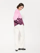 Pantalón de jean de tiro medio, corte recto y color blanco tiza con efecto símil cuero craquelado.