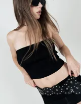 Top strapless negro texturado y elastizado.