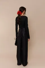 Pantalón sastrero negro de sarga satinada, con cierre, trabilla y botón ocultos. Dos bolsillos laterales y mini bolsillo envivado en espalda.