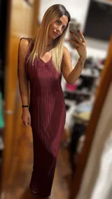 Vestido largo negro con escote halter y choker integrado.