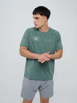 Remera deportiva Umbro modelo Axis, de manga corta, color gris claro con textura perforada transpirable y logo negro de la marca en el pecho.