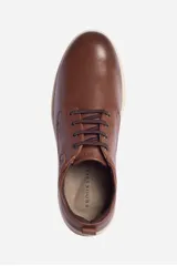 Calzado casual de hombre, color azul marino, con cordones y suela de goma color crema. Confeccionado en cuero.