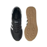Championes Adidas Run 72 negros con detalles en blanco, confeccionados en gamuza y tela, con las tres tiras características de la marca en los laterales y suela blanca con base marrón.