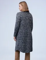 Cardigan largo de tejido boucle color negro con detalles en blanco y gris.