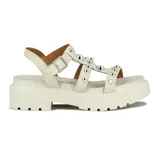 Sandalia Vizzano para mujer, color negro, de suela track y taco bajo. Presenta tiras cruzadas en el empeine decoradas con tachas metálicas plateadas semiesféricas y una tira ajustable con hebilla en el tobillo.