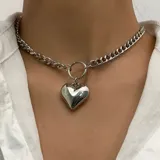 Gargantilla de cadena de eslabones plateados con un gran dije colgante en forma de corazón abombado.