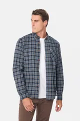 Camisa de viyela a cuadros tipo leñadora, con cuello abotonado, cierre frontal con botones y bolsillo en el pecho.