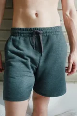 Bermuda de algodón y poliéster en color gris melange, con cintura elástica y bolsillos laterales. Presenta una etiqueta pequeña con el logo de la marca en el bolsillo trasero.