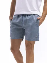 Short de baño rosado con estampado de rombos, cintura elastizada con cordón ajustable, bolsillos laterales y trasero.