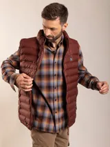 Chaleco negro acolchado con cierre frontal y bolsillos laterales con cierre.