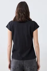 Remera negra de mangas cortas con cuello redondo calado.