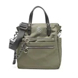 Cartera tipo tote color verde oliva, confeccionada en material sintético con detalles en negro. Cuenta con doble asa superior, correa ajustable extraíble, bolsillos frontales con cierre y logo metálico circular en la parte superior.