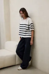 Sweater de punto de manga corta y corte amplio, con cuello redondo, hombros caídos y diseño de rayas horizontales en contraste.