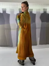 Cardigan largo tejido en lana merino teñida artesanalmente, con puños y cuello en fieltro de lana merino.