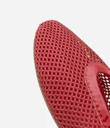 Bailarinas rojas de malla texturizada con tira ajustable y hebilla.