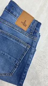 Pantalón de jean chupín azul claro con efecto localizado.