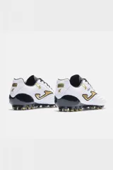 Championes de fútbol Joma modelo Aguila Cup, color blanco con detalles en negro y dorado. Diseño con costuras en la puntera para mejor control y suela con tapones para terreno firme.