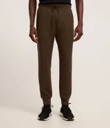 Pantalón deportivo masculino liso color negro, con ajuste elástico en la cintura y bolsillos laterales.