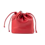 Cartera tipo saco de símil cuero graneado color rojo, con cierre de cordón ajustable, correa regulable y herrajes plateados. Incluye logo grabado en el frente.