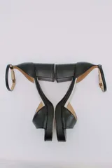 Sandalias negras de cuero con plataforma y taco ancho.