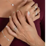 Pulsera de plata 925 fina con dijes redondos de circonias con engarce inglés distribuidos a lo largo de la cadena.