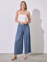 Pantalón fluido color marrón, marca Cupio, con pretina elastizada en punto smock y largo de pierna plisado.