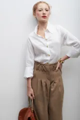 Pantalón de vestir azul eléctrico con pinzas, tiro alto, corte ancho y cinturón marrón con hebilla metálica con forma de sol.